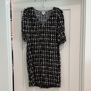 Evereve Black & Cream V-Neck Printed Dress